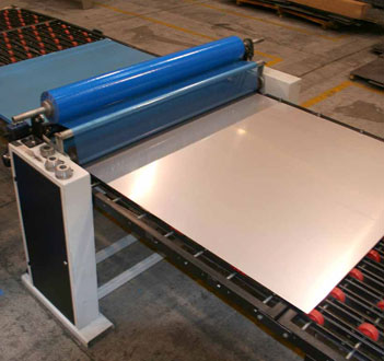Máquina aplicadora de película protectora PDS sobre lámina de acero inoxidable en línea industrial