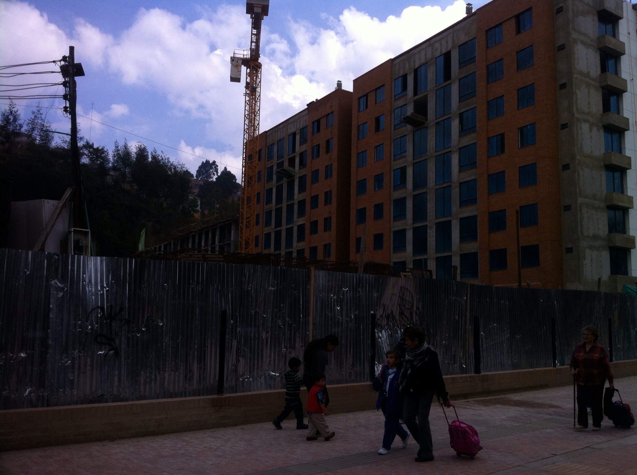 Edificios residenciales en construcción con grúa y protección PDS en fachadas