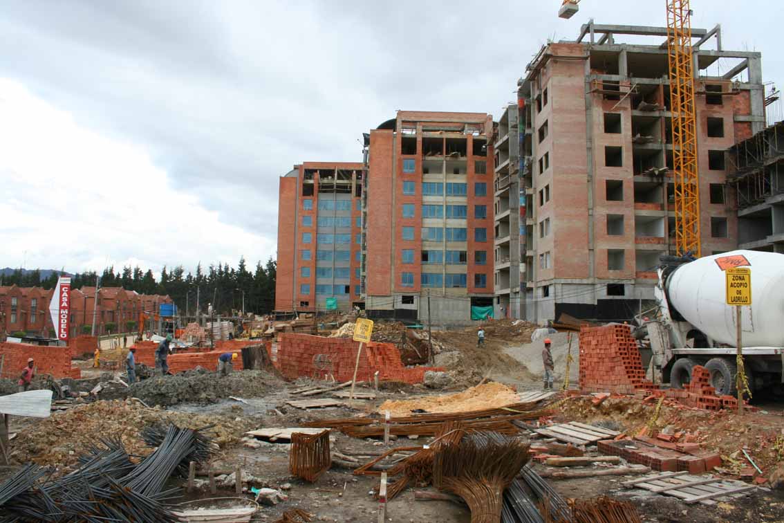 Complejo residencial en construcción con protección PDS aplicada en estructuras